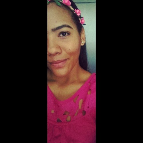 Como me describo? Cosas de la naturaleza, ojos de duende, camisas anchas, los pies siempre descalzos.... Y los sueños tendidos al so.♡   No puedo dar garantías.
