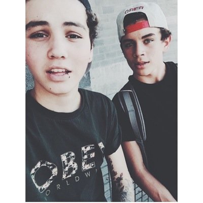 here's a free follow. Follow @samssixpack please :)