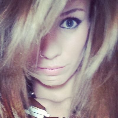 Futura Maestra de Educación Primaria.Enamorada de cada pequeño angelito que desea aprender.Soñadora, poco golosa y algo ácida..