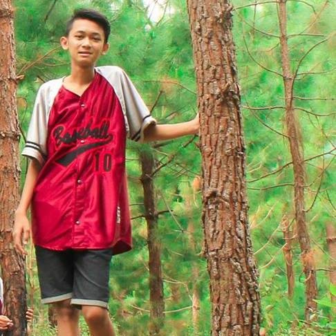 boleh saja kau sebut aku pecundang.. bagiku kau hanya kril kril
yg menghadang,dalam hati kecilku berteriak lantang ku harus berakhir sebagai PEMENANG