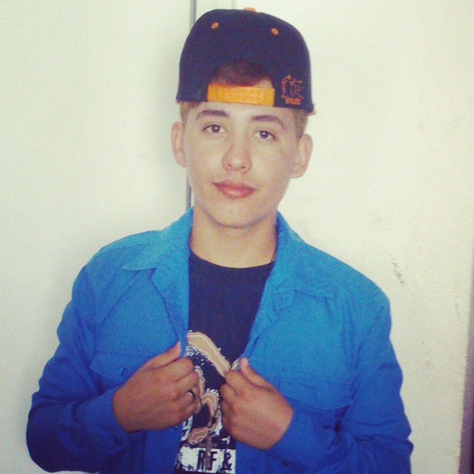 Hola, soy un chico normal, muy cool, nacionalidad mexicana. siganme & los sigo *_*