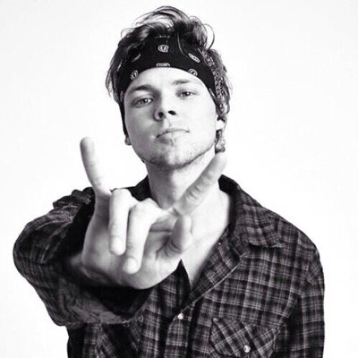 follow @niallofcourse she follows back