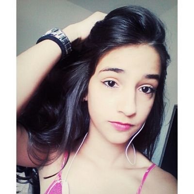 Existem sorrisos que confortam como abraços. ✨