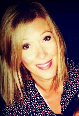 43, pero mi espíritu se quedó en los 23. Sinvergüenza, pendóndesorejao, pilotopinceles y te amo si andas a cuatro patas, ladras y tienes 2 colas...