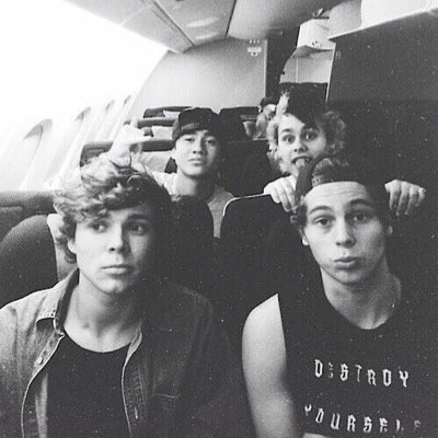 Giving the 5sos Fam decorating/handy/clothing/life tips! I'm @Grumpy5sos :) http://t.co/NLnHbCS1FS