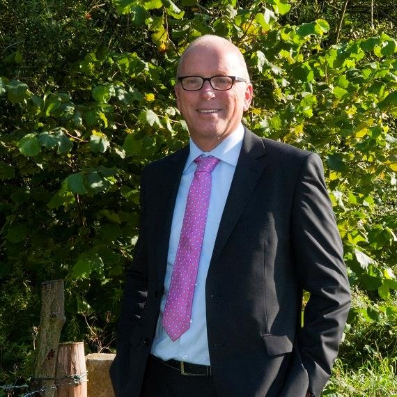 Wethouder gem.Mill en Sint Hubert (Educatie en Sport, Werk en Inkomen, Maatschappelijke zorg, Financiën) - Trotse vader van drie dochters - fietsen en volleybal