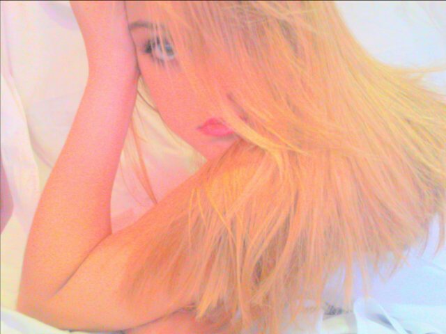 I am an aspiring Victoria's secret model who can't live without my daily dosage of Leonardo DiCaprio, Titanic, Josh Hutcherson, horror movies and CHOCOLATE♥