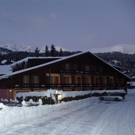 hôtel à la montagne, au calme à côté de la forêt et de la rivière à 300 m du centre.