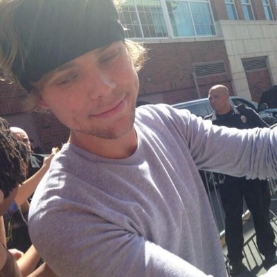 blackmetalcth's profile picture. hi im @90sgreenday and i just gave you a free follow so can you please follow me back on @90sgreenday instead?? thanks!!