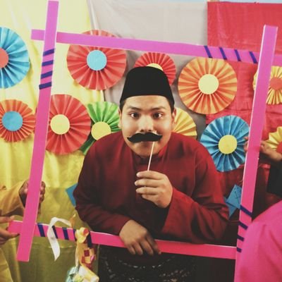 Ramai orang panggil aku aaron mungkin sebab ada rupa macam aaron aziz kot? Hmmm...