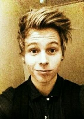 follow  her @SexSlaveOf5sos for another follow xx