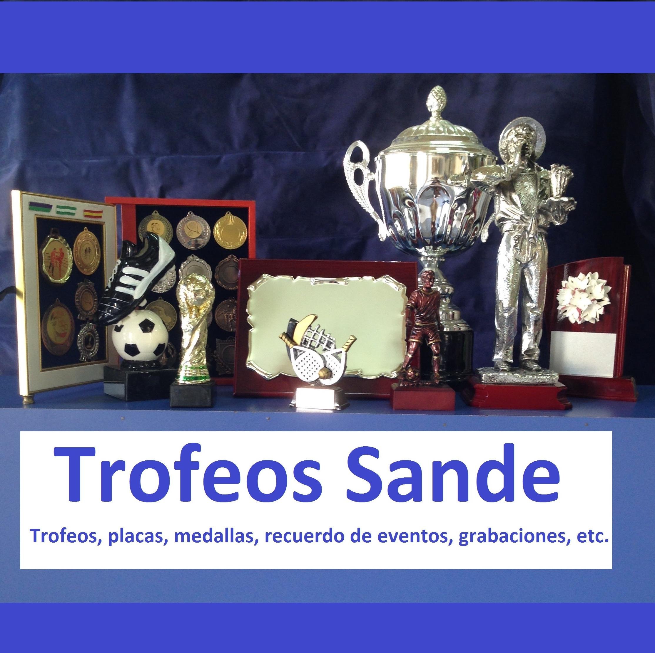 Trabajamos con toda clase de trofeos, placas de homenaje, medallas, recuerdos de comuniones, bodas, bautizos...
Descuentos increibles. 952393410-642980120
