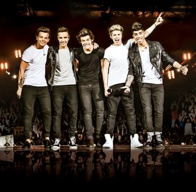 Intentando que los chicos se den cuenta de que llenarian un estadio aqui en el sur. Fight for it♥
