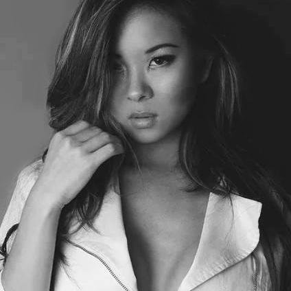MODELO Y ANFITRIONA