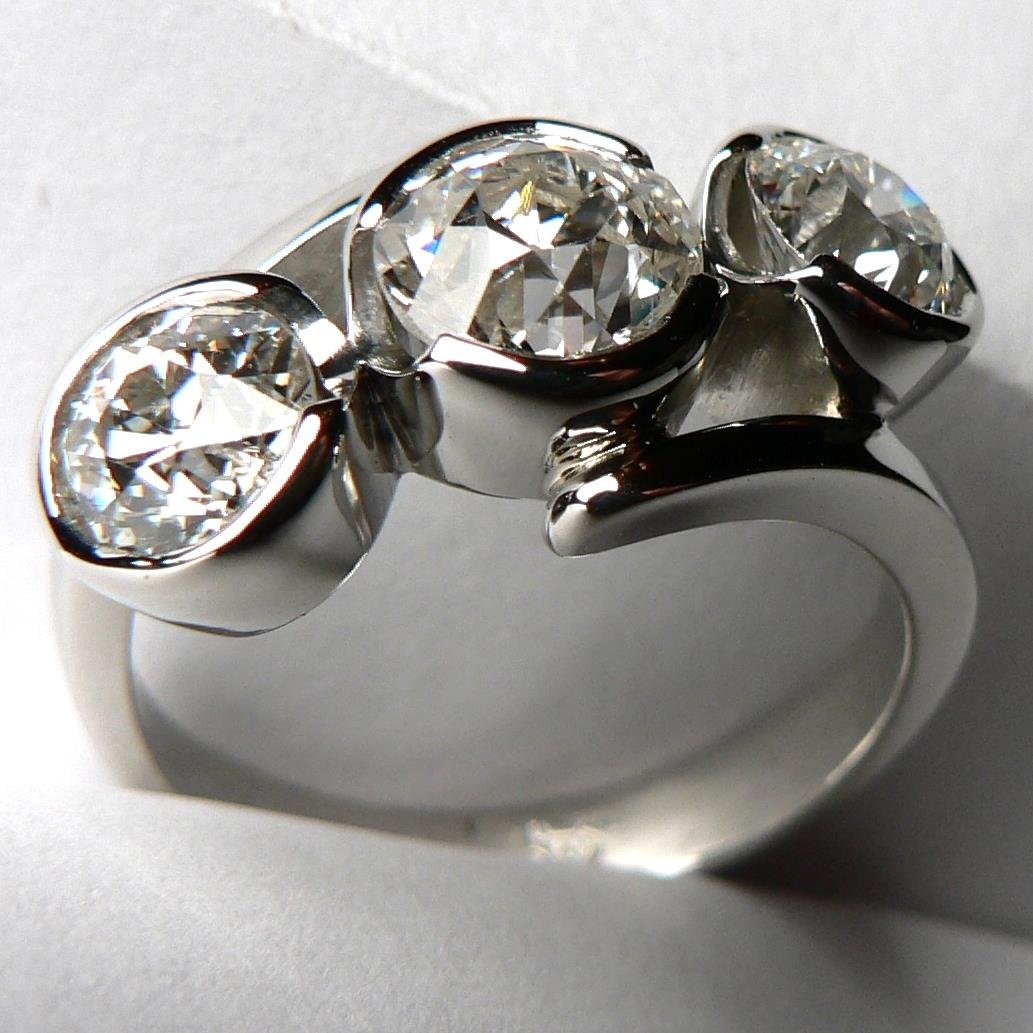Custom, bespoke jewellery at affordable prices from a renowned jeweller and designer based in East Sussex.