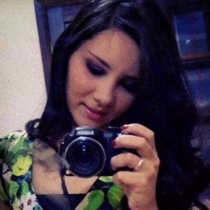 Uma adoradora apaixonada pelo Senhor Jesus !!! que a cada dia busca o som que rompe o céu e trás as bençãos de Deus pra nos. O som de Verdadeira Adoradora!!!
