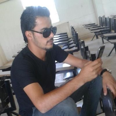 ﻳﺎﻗﻠﺐ ﻻ ﺗﺸﻘﻰ ﻭﺭﺍﺀ ﻛﻞ ﻣﺰﻳﻮﻥ
ﻣﺎﻟﻚ ﻋﻠﻰ ﺍﻟﺨﻼﻳﻖ ﻣﻘﺎﻟﻪ
ﻻ ﺗﺸﺘﻜﻲ ﻳﺎ ﻗﻠﺐ ﻟﻠﻨﺎﺱ ﻳﺪﺭﻭﻥ
ﻭﺍﻟﻨﺎﺱ ﻋﻦ ﺷﻜﻮﺍﻙ ﻣﺎﻟﻚ ﻭﻣﺎﻟﻪ
ﻳﺎﻗﻠﺐ ﻭﺷﺒﻚ ﺩﺍﻳﻢ ﺍﻟﺪﻭﻡ ﻣﺤﺰﻭﻥ
ﺧﻠﻚ ﺑﻔﺎﻟﻚ ﻭﺃﺗﺮﻙ ﺍﻟﻠﻲ ﺑﻔﺎﻟﻪ
ﺍﻟ