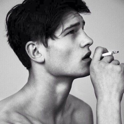 JustQuality_'s profile picture. Tengo miedo a las consecuencias de mis futuras decisiones por si una de ellas es enamorarme.