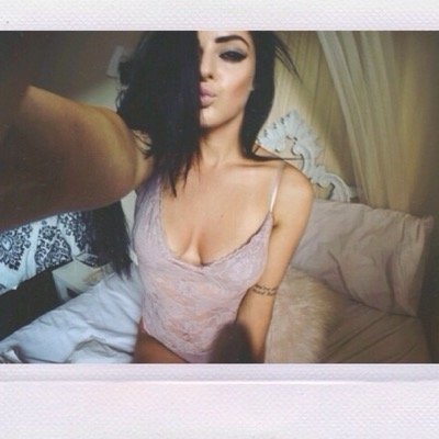 Dealeuse. 19 ans.
https://t.co/TiiL2icECi