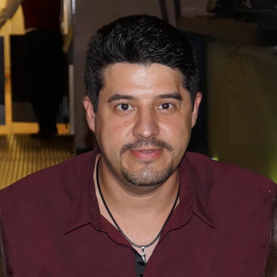 Hombre de Familia, Amante del buen vivir, Valores de Justicia Social, Amplio Abierto a los cambios! Mi mejor hobbie sentir el agradable aroma de la felicidad.