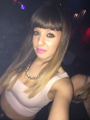 soy una chica simpatica divertida comprensiva y muy sincera.. diria que demasiado. me considero muy aventurera, y muy fiel.