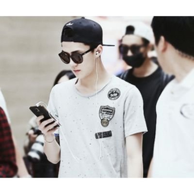 lelaki berumur hampir 20tahun yang galau ditinggal Luhan dan Kris
