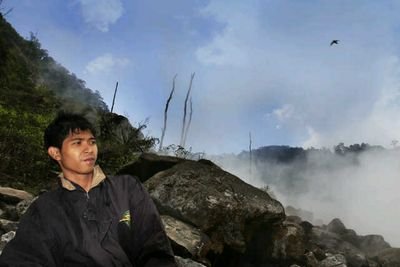 hidup itu sprti kamu bercermin; Jika kamu tersenyum maka yg terlihat kesenangan; jika kamu cemberut maka yg terlihat kesuraman