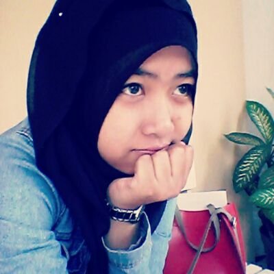 Ku berdiri
Ku melangkah
Ku berlari
Menggapai apa yang aku mau
Ini hidupku
Ini jalanku
Jangan kau komentar dengan keputusan yang aku ambil