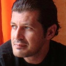 Sou o Jairo. Um cara que tem como objetivo ser feliz com família e amigos gastando o que ganha na área de marketing e de arte.