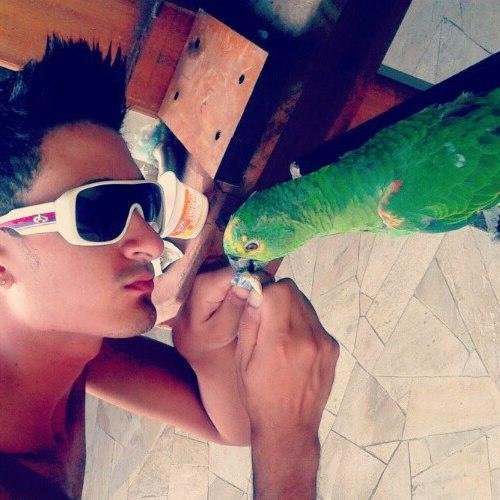 As pessoas podem tirar tudo de você
Mas elas nunca poderão levar embora a sua verdade
Mas a questão é
Você aguenta conhecer a minha?