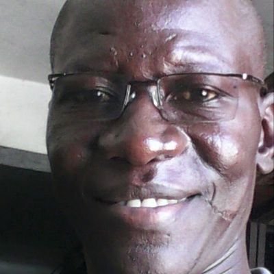 homme vendeur de pièces détachées