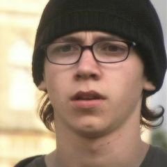 É uma famy baseada na série skins onde você cria o personagem e não o ator, por exemplo a Caissie e não a Hannah,  mais ou menos isso. Divirtam-se.