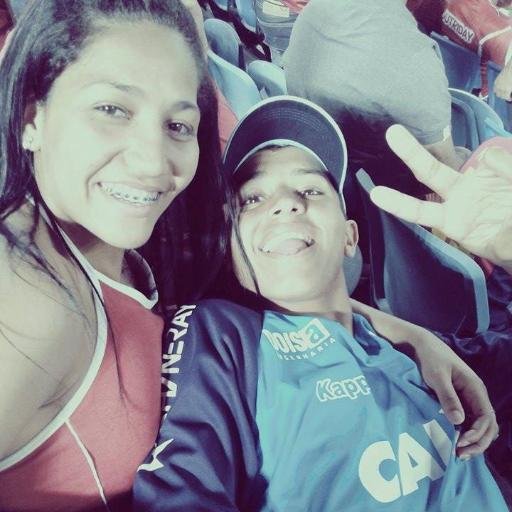 Sou teimosa, ciumenta, confusa, extressada e grossa .. E ainda assim consigo ser a pessoa mais frágil do mundo ! :]