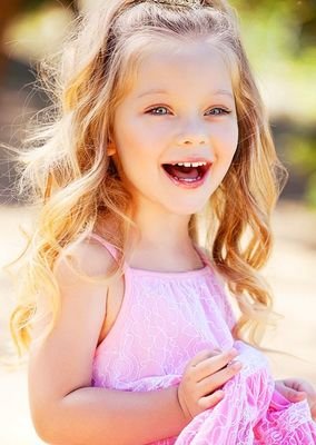 {5} Hermana pequeña de Elena Gilbert.
