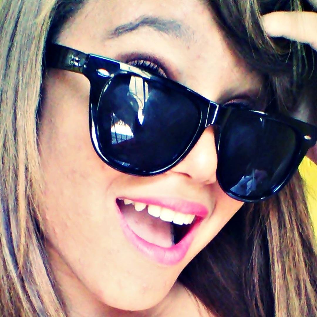 #Apague com um sorriso toda a tristeza que lhe invade a alma. 
#Assim não dará os que te odeiam a alegria de te ver chorando♥  # ♥工 ﾚoV乇 ♥ ! Fã Do Léo Santana♥