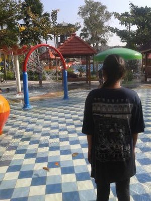 Semua orang disekeliling saya PECUNDANG