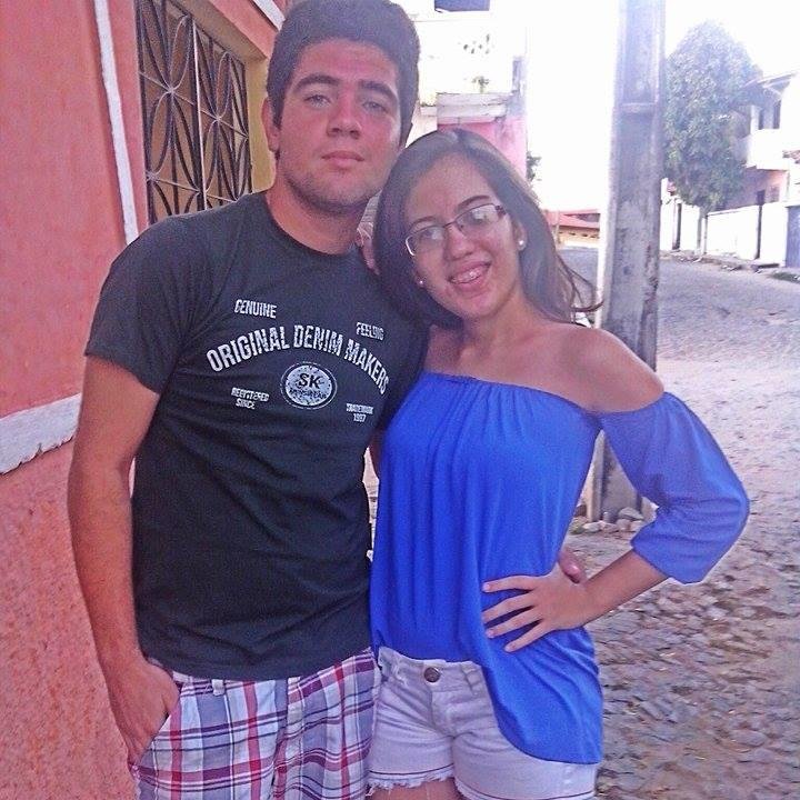 Eu to com Deus porque senhor me dar feliz :)