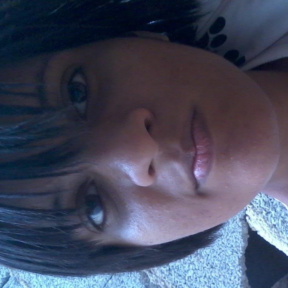 Não me acho linda nem feia, me sinto indiferente como uma cadeira, que não chama atenção de ninguém, mas está ali.
Tão:::::::::::::::::::::::::::::::::::Eu