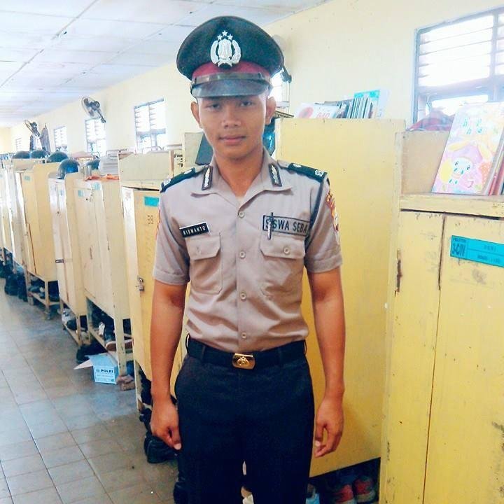 hukum adalah lembah hitam yang mencerminkan keadilan...hukum adalah permainan untuk menjaga kehormatan...maling_maling kecil dihakimi..maling-maling besar dilin