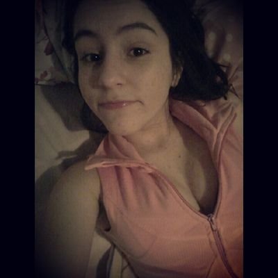 “A gente até engana os outros de que é feliz, mas por dentro a solidão só aumenta.” (Demi Lovato)