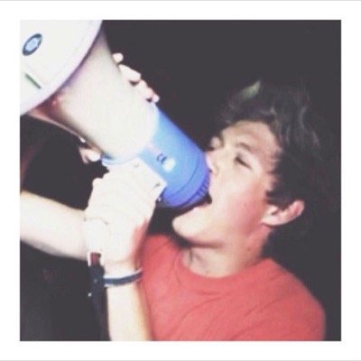 dont follow me follow @nvrlandniall she gave you this follow :-)