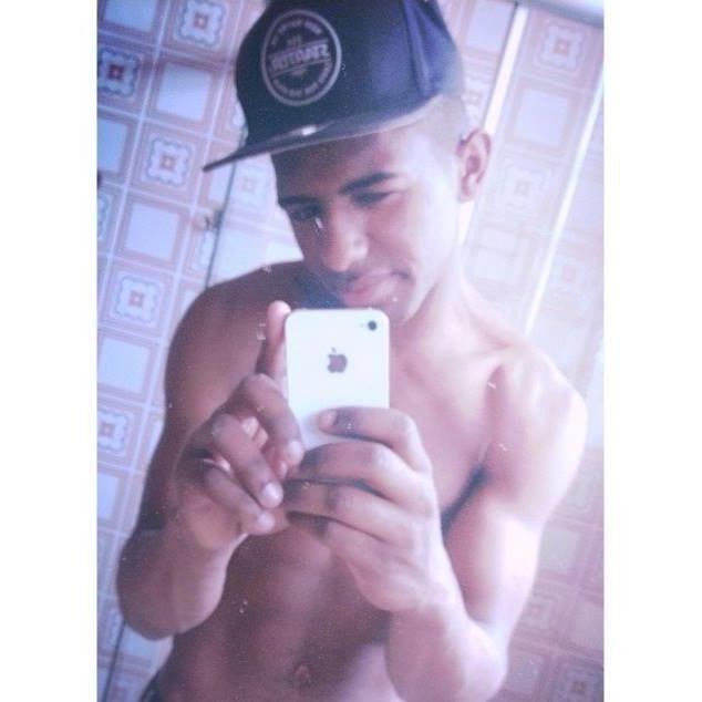 quando eu era criança minha mãe me perguntava oque eu queria ser, nunca pensei que seria fã de 4 gays e 1 bi , de uma gorda e fã encubado da Beyoncé
