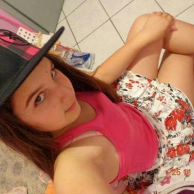 Enquando uns se ocupam com a minha vida eu me ocupo vivendo...
Quem nasceu pra plateia vai morrer me oplaudindo!!!!