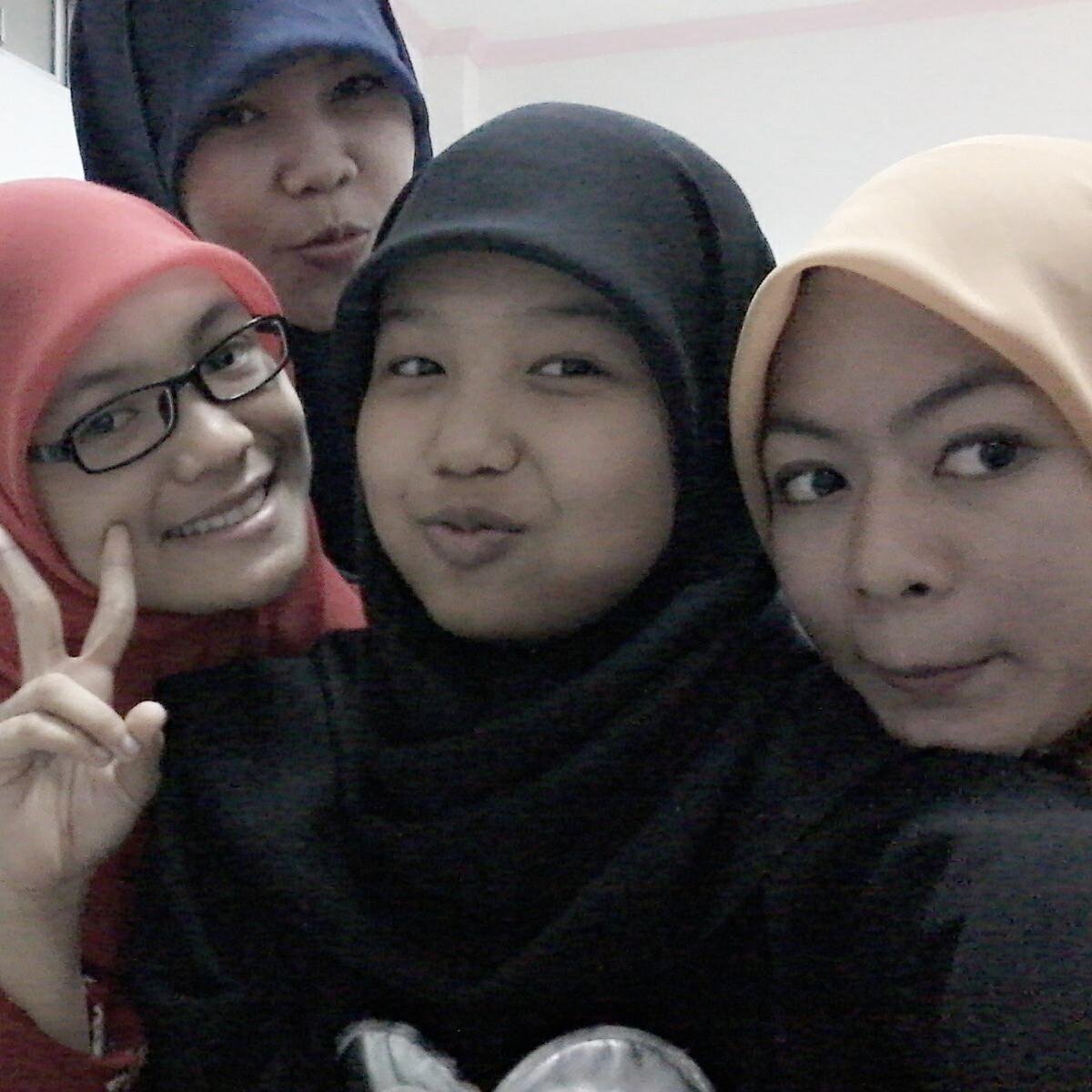 fitrianiizzati's profile picture. Now I'm  here and I'm near about to lose my mind