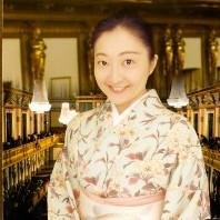 朝香沙都子 ◇ 染織文化エバンジェリスト。「きものカンタービレ♪」主宰。「婦人画報」デジタルwebにて連載中。「美しいキモノ」執筆、連載など。染織産地探訪、染織から歴史と文化を読み解くなど多角的に着物文化を探求することがライフワーク。染織関連レビュー、執筆、取材、講演などの依頼はメールにて。