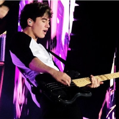Hiyaaaa please follow @5soslellie and @5secssofbooty
