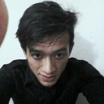 Tuhan ingin rasanya aku tidur sejenak .. Agar terlepas dari fikiran ku yang melampaui batas angan angan ..
Jangan hukum dia karna rasaku saat ini ..
Namun jag