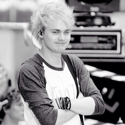 Hi! please follow @ashtonscarrotss its her new account, it'd mean so much! she follows back!! 
love you :)