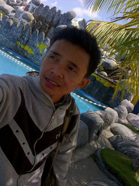 i am a simple guy, not arrogant, funny, likes to make friends with everyone, follow me and I follow you back, terimakasih :D