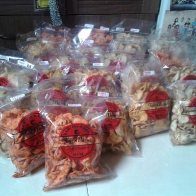Yuk di order Keripik Basonya atau yang lebih dikenal dengan sebutan BASRENG. Banyak rasanya loh dijamin enak Line : restieaprillia/2358835A